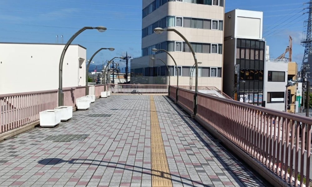 羽村市小作駅東口の歩道橋