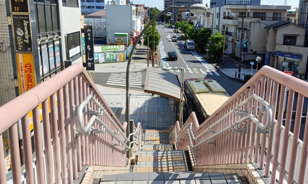 階段を降り小作駅北交差点へ